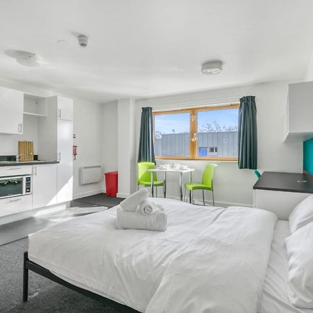 Bright & Central Studio In Luton, Sleeps 2 Luton  Eksteriør billede