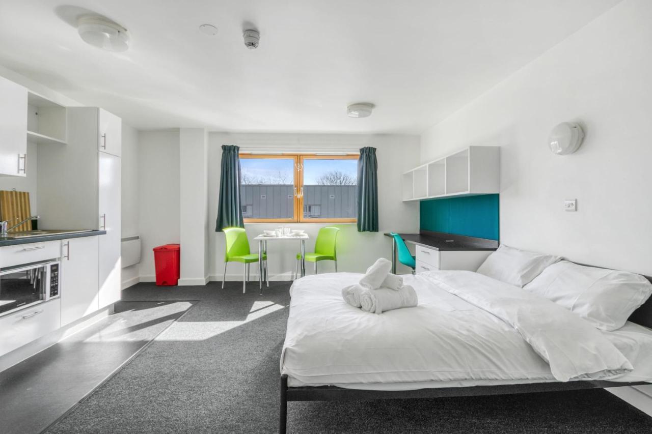 Bright & Central Studio In Luton, Sleeps 2 Luton  Eksteriør billede