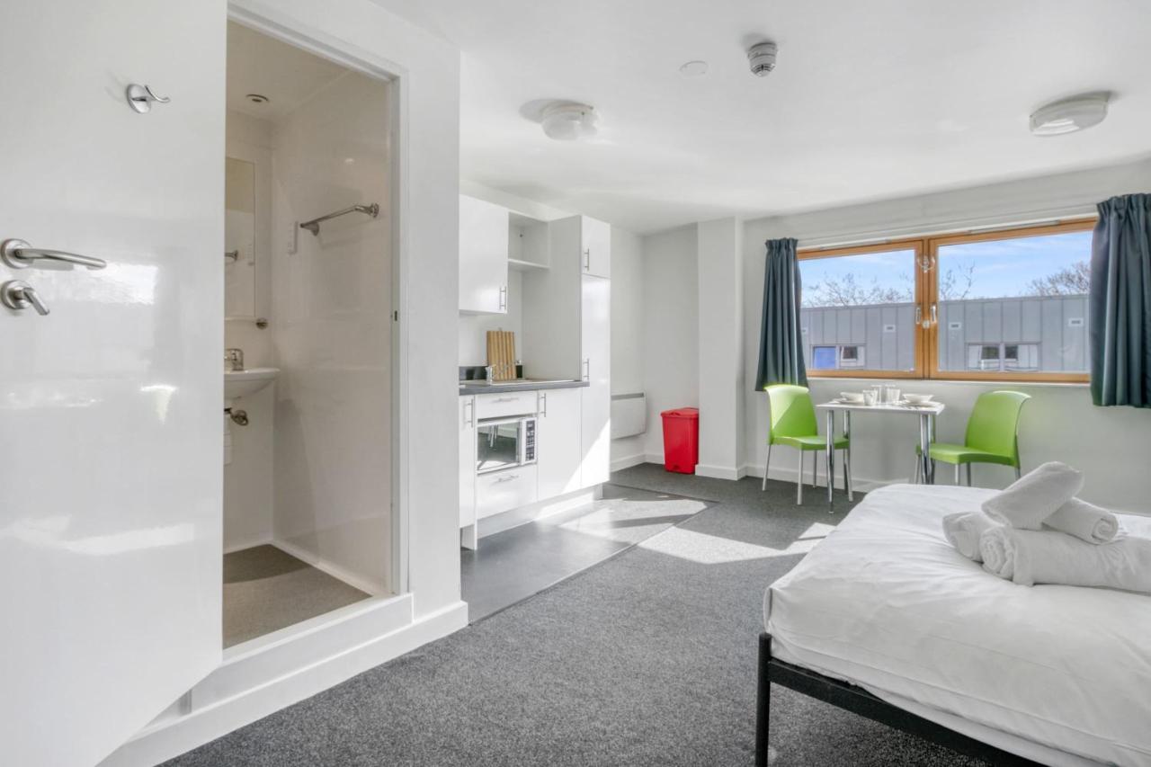 Bright & Central Studio In Luton, Sleeps 2 Luton  Eksteriør billede