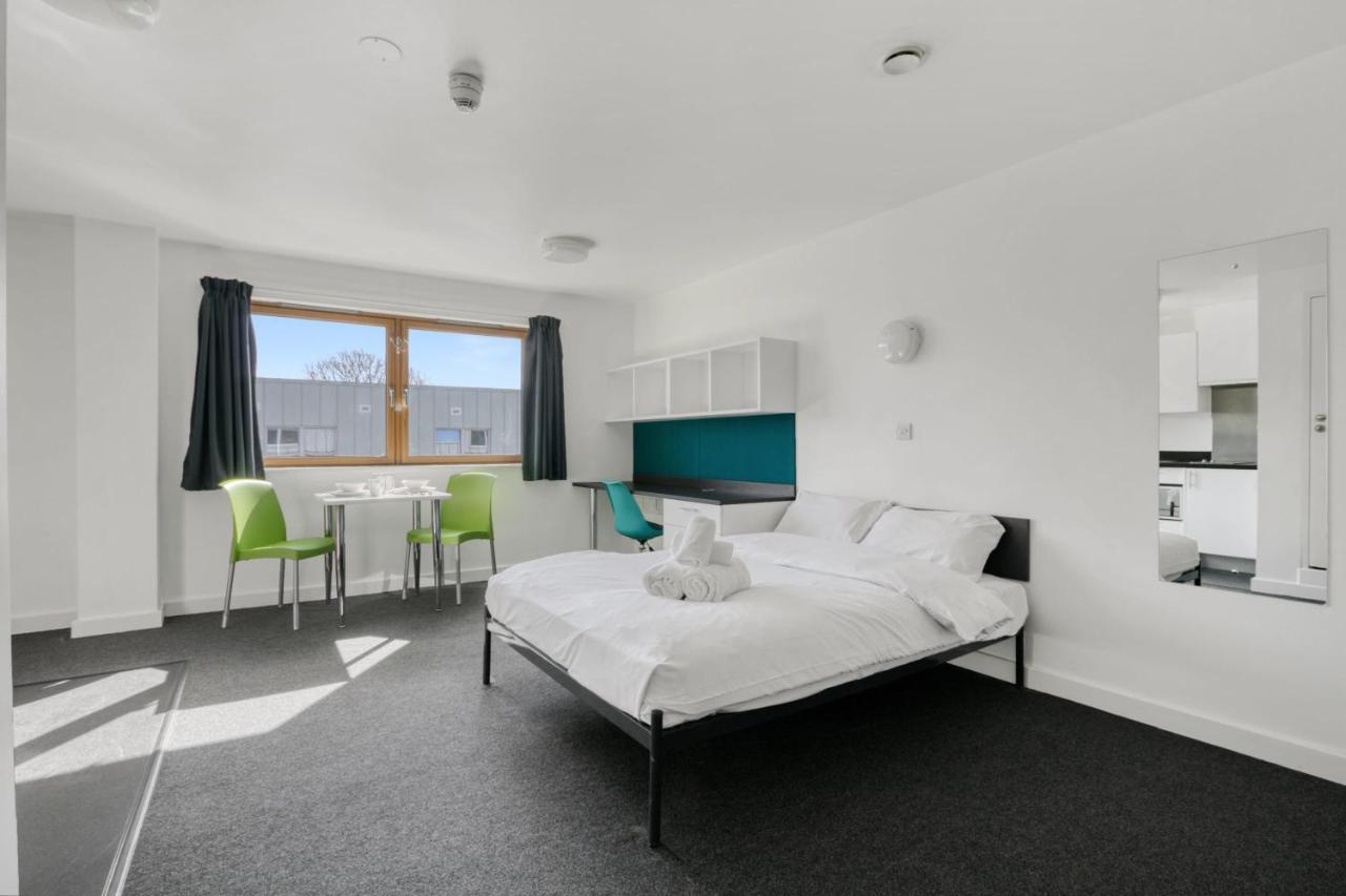 Bright & Central Studio In Luton, Sleeps 2 Luton  Eksteriør billede