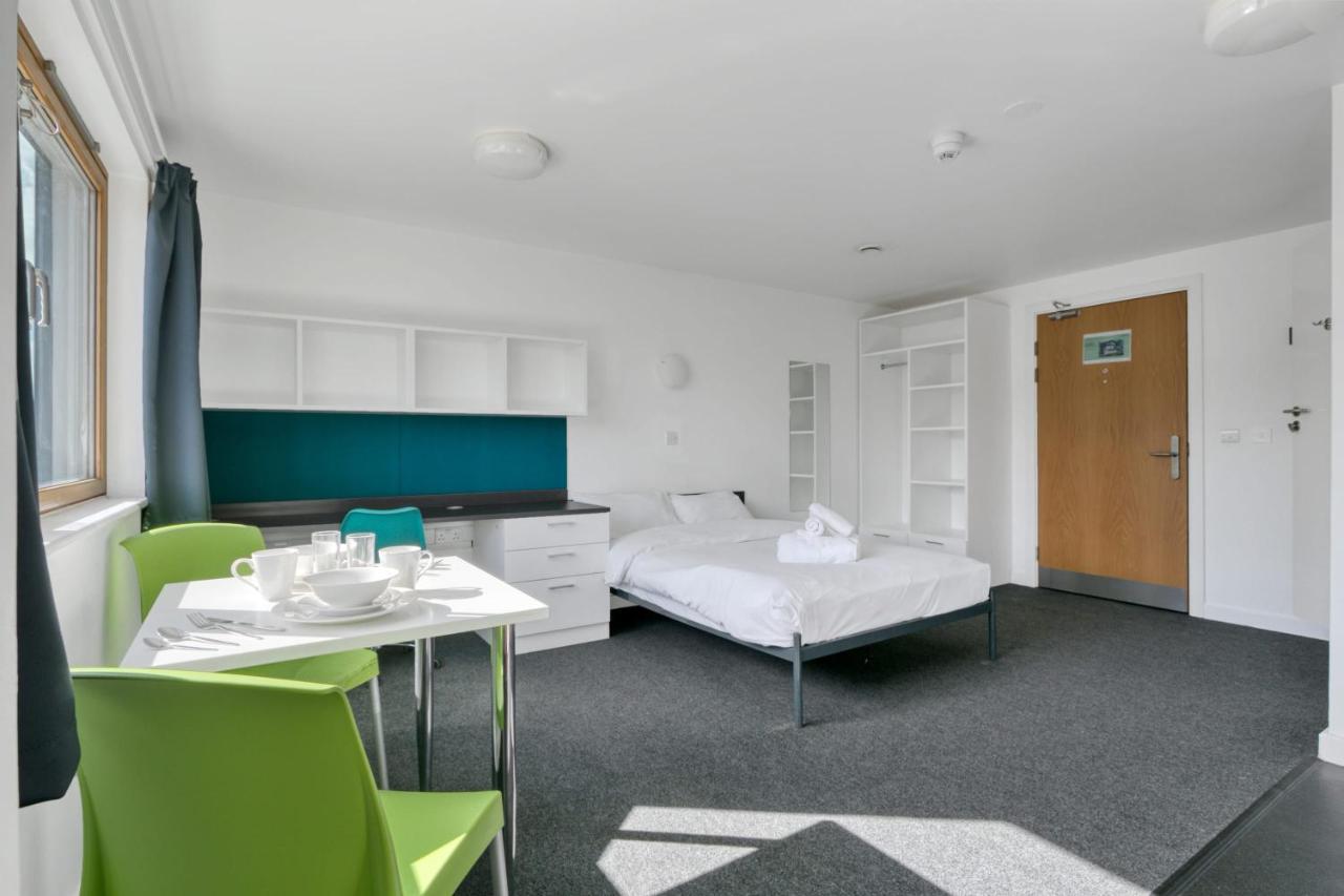 Bright & Central Studio In Luton, Sleeps 2 Luton  Eksteriør billede