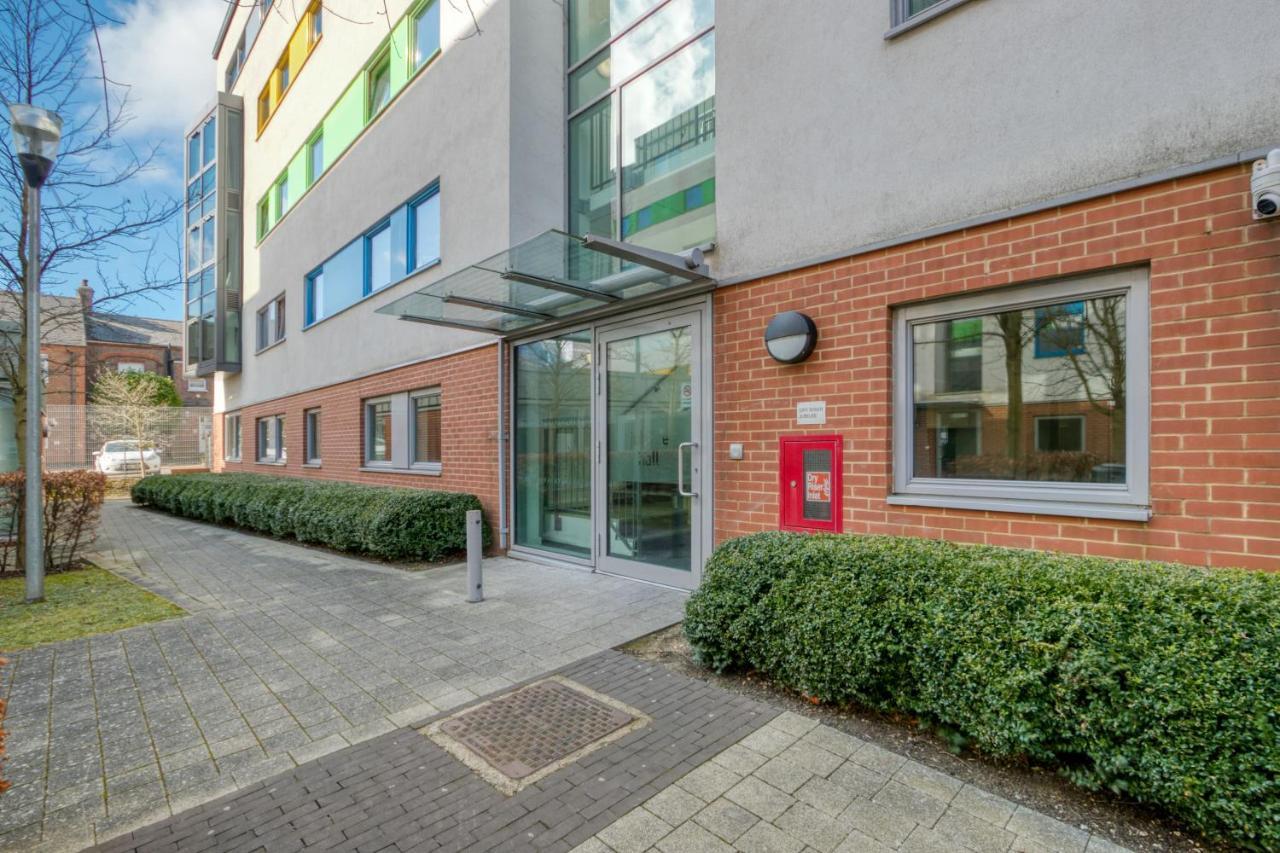 Bright & Central Studio In Luton, Sleeps 2 Luton  Eksteriør billede