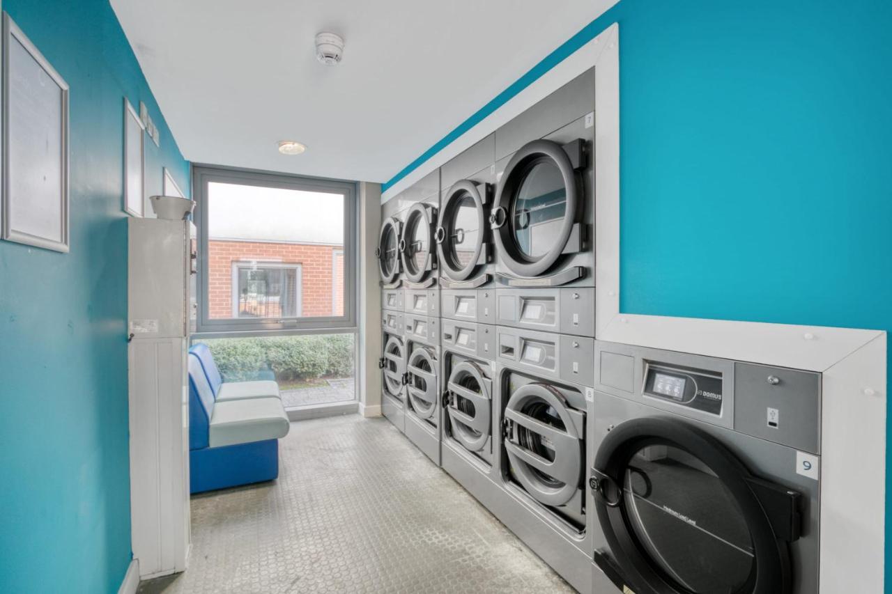 Bright & Central Studio In Luton, Sleeps 2 Luton  Eksteriør billede